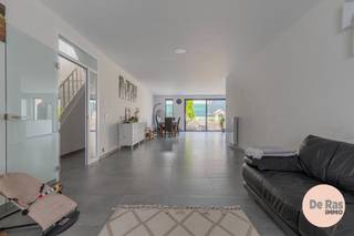 WELLE - Deze instapklare woning kan u vinden in een doodlopende straat nabij de dorpskern van Welle, een deelgemeente van Denderleeuw. De woning geniet van een gunstige ligging nabij winkels, scholen, openbaar vervoer en belangrijke verbindingswegen richting Aalst, Brussel en Gent. Welle biedt een aangename woonomgeving met een dorpskarakter en alle nodige voorzieningen binnen handbereik. Bovendien bevindt de woning zich vlak bij het Broekpark, ideaal voor ontspanning, wandelingen en recreatie in het groen.<br /><br />De woning onderging een grondige renovatie en combineert hedendaags wooncomfort met een uitstekende energiezuinigheid. Zo beschikt ze over centrale verwarming op aardgas, zonnepanelen, conforme elektriciteit, een EPC-label B en een asbestvrij attest.<br /><br />Bij het betreden van de woning komt u terecht in een inkomhal met gastentoilet en een praktische doucheruimte. Verder leidt de inkomhal naar de grote, lichtrijke woonkamer die naadloos overgaat in de open keuken en gezellige leefruimte. De grote raampartijen aan de achterzijde zorgen voor een overvloed aan natuurlijk licht en bieden een mooi zicht op het terras en de tuin. Aansluitend bevindt zich een handige berging die extra opbergruimte biedt en perfect dienst kan doen als wasplaats.<br />Op de eerste verdieping bevinden zich drie volwaardige slaapkamers en een tweede badkamer met ligbad. Deze verdieping biedt alle comfort en ruimte die een gezin nodig heeft.<br />De zolderverdieping werd volledig afgewerkt tot een ruime vierde slaapkamer. Dankzij de oppervlakte en het aparte toilet is deze ruimte multifunctioneel inzetbaar.<br /><br />Met vier slaapkamers, twee badkamers, drie toiletten en een instapklare renovatie biedt deze woning uitzonderlijk veel ruimte en comfort. De rustige ligging in een doodlopende straat, de nabijheid van het groen van het Broekpark en de uitstekende energieprestaties maken van deze woning een ideale gezinswoning.<br /><br />Kortom: Bent u op zoek naar een ruime, energiezuinige en instapklare woning op een toplocatie in Welle? Dan is deze woning zeker een bezoek waard!<br /><br />Info of bezoek: 053/60.65.60<br /><br />De vermelde prijs is een richtprijs. Na ontvangst van de biedingen zal de verkoper beslissen of hij/zij de eigendom verkoopt aan het beste bod. De richtprijs is aldus niet bindend voor de verkoper. Voor meer info kunt u ons contacteren of het reglement raadplegen op onze website.