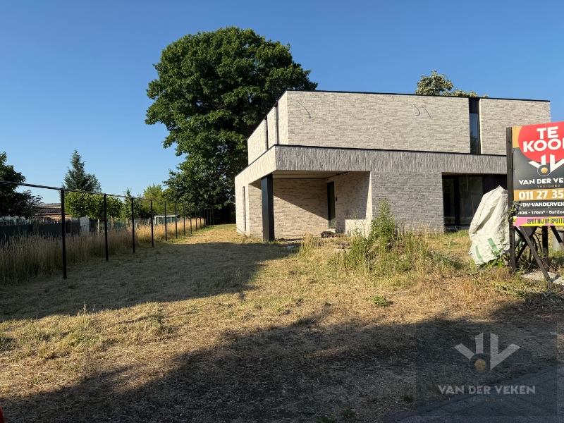 Ruime en volledig afgewerkte half open BEN-woning met 3 slaapkamers te bewonderen in het gezellige Kermt - foto 1