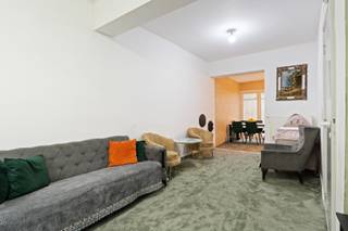 Te koop: instapklare woning in het centrum van Aalst, op het einde van de begeerde Sint-Annalaan.<br /><br />Deze karaktervolle woning combineert historische charme (hoge plafonds) met hedendaags comfort. Dankzij het gunstige EPC-label C en de instapklare staat is dit een zorgeloze aankoop. De ligging is ideaal: in een residentiële buurt, vlak bij scholen, openbaar vervoer, het treinstation en belangrijke invalswegen. Bovendien is dit een uitstekende investeringskans met een rendement van 6%.<br /><br />Belangrijkste ruimtes:<br />• Gezellige woonkamer met natuurlijke lichtinval<br />• Functionele keuken met spoelbak, dampkap, oven en gaskookplaat<br />• Badkamer met ligbad, toilet en wastafel in meubel<br />• Vier slaapkamers met diverse indelingsmogelijkheden<br />• Hal en traphal die de woning verbinden<br />• Kelder<br /><br />Troeven:<br />• Ideaal voor investeerders: rendement 6%<br />• Toplocatie: einde Sint-Annalaan, nabij centrum en voorzieningen<br />• Volledig instapklaar met gunstig EPC-label C<br /><br />Neem vandaag nog contact op met je ERA-makelaar voor een bezoek, op het nummer 053 41 40 25 of per e-mail: living@era.be<br /><br />JOUW DROOMHUIS. ZO GEVONDEN!