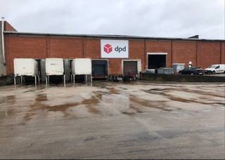Magazijn van 2.500m² in de Industriezone te Mechelen-Zuid met sectionaal poort te huur nabij de E19.