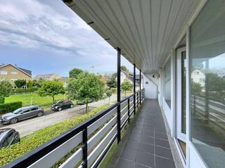 Cet appartement magnifiquement rénové situé au premier étage vous offre beaucoup d'espace et beaucoup de lumière naturelle. Grâce à la finition de haute qualité de la cuisine, de la salle de bain et à l'excellent emplacement, vous pouvez profiter d'un confort de vie moderne ici dans la ville maritime de Zeebrugge. L'accessibilité est l'un des principaux atouts de cette propriété. Situé dans une rue calme du Strandwijk, vous êtes à deux pas de la plage, des restaurants locaux et des transports en commun, tels que le tramway côtier et la gare de Zeebrugge.Disposition :- hall d'entrée- un espace de vie et une salle à manger lumineux- cuisine installée de haute qualité- hall de nuit avec toilettes- chambres 1 et 2- chambre 3 avec branchements pour armoires de lavage et de séchage- salle de bain avec douche et lavaboAppartement : 925 euros/moisAucuns frais de syndicD'une superficie totale de pas moins de 111 m², vous bénéficierez d'une sensation d'espace exceptionnelle dans cet appartement rénové à Zeebrugge.Vous recherchez des propriétés à louer à Knokke-Heist ?Le moyen le plus rapide pour visiter cet appartement ? Demandez votre visite via le bouton rouge de notre site web (www.dewaele.com) et vous serez contacté par notre expert en location Arne. La demande doit être faite via Rentio. Les rendez-vous ne peuvent pas être pris par téléphone. Pour toute autre question, vous pouvez nous contacter par téléphone au 056 612 612.