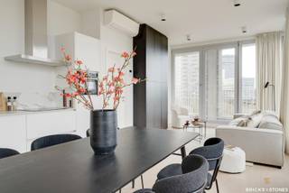 Deze indrukwekkende hoekpenthouse biedt een ongeëvenaard, panoramisch uitzicht over het groene Park Spoor Noord. Gelegen in een recent en...