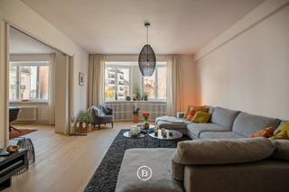 Cet appartement soigné et rénové avec des matériaux de qualité, d'une superficie habitable d'environ 170 m², est situé sur la Kortrijksesteenweg, dans un emplacement central et facilement accessible. L'appartement se trouve à distance de marche de la gare de Gand-Saint-Pierre et du parc de la Citadelle, et à courte distance du centre-ville et des axes routiers importants.<br /><br />Disposition : un spacieux hall d'entrée avec vestiaire, toilettes invités et un débarras séparé. Le salon lumineux se connecte parfaitement à la salle à manger et à un coin bureau. Grâce à une porte coulissante, le salon et la salle à manger peuvent être complètement séparés si désiré.<br />La cuisine moderne est équipée de tous les appareils nécessaires et donne accès à une petite terrasse. De plus, l'appartement compte deux chambres à coucher complètes, dont une chambre principale avec salle de bains attenante comprenant double vasque, baignoire et toilettes. Dans le couloir de nuit se trouvent également une pièce supplémentaire (idéale comme chambre d'enfant ou dressing) et une buanderie pratique.<br /><br />La combinaison d'espaces ouverts et lumineux avec une disposition fonctionnelle offre une expérience de vie agréable et confortable.<br /><br />L'appartement est accompagné d'une grande cave. Un garage fermé peut être acheté en option pour 39 000 €.