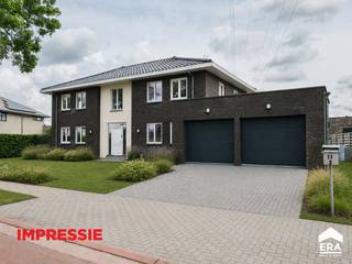 <p>Deze indrukwekkende villawoning biedt een bewoonbare oppervlakte van 359m² en beschikt over maar liefst <strong>4 ruime slaapkamers</strong>, ideaal voor grote gezinnen of wie extra ruimte wenst voor een bureau, hobbykamer of logeerkamer.</p>
<p>Gelegen op een uitzonderlijk perceel van <strong>33a17ca</strong>, geniet u hier van een prachtig vrij uitzicht en optimale privacy. De rustige omgeving zorgt voor een aangename woonkwaliteit, terwijl alle dagelijkse voorzieningen vlot bereikbaar blijven.</p>
<p>Extra troeven van deze woning:</p>
<ul><li>Totaalafwerking in 2023</li><li>359m² bewoonbare oppervlakte</li><li>4 ruime slaapkamers</li><li>Volledig kelderverdieping van +/- 180m² met tal van mogelijkheden</li><li>Dubbele inpandige garage</li><li>Groot perceel van 33a17ca</li><li>Prachtig vrij uitzicht over weilanden</li><li>Rustige ligging doch vlakbij het centrum van Overpelt</li><li>Energiezuinige woning (EPC label A)</li></ul>
<p>Deze woning combineert hedendaags wooncomfort met royale ruimtes en een unieke ligging. Een buitenkans voor wie op zoek is naar een instapklare, ruime en energiezuinige gezinswoning.</p>