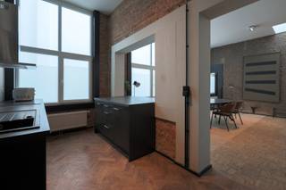 Waar ideeën ruimte krijgen. Letterlijk.<br />Op zoek naar een plek waar je kan creëren, bouwen, denken, dromen (en af en toe ook gewoon koffie drinken)? Dan zit je hier meer dan goed.<br />Deze triplex atelierruimte van maar liefst 170 m² combineert volume, licht en karakter in een heerlijk eigenzinnig geheel.<br /><br />Bakstenen muren, hoge plafonds en grote raampartijen zorgen voor een industriële vibe met bakken sfeer. De speelse indeling over meerdere niveaus maakt dit geen standaard werkplek, maar een plek met mogelijkheden: atelier, studio, showroom, co-workingspace… jij kiest het verhaal. Let wel, dit betreft een atelier en geen appartement: <span>domicilie is hier niet mogelijk.</span><br /><br />Praktisch is ze ook: er is een keuken aanwezig, twee aparte sanitaire voorzieningen en de optie om een autostaanplaats te huren.<br />Handig, toch? Zelfs creativiteit houdt van comfort.<br /><br />Kortom: een ruimte die niet in een hokje past. En dat hoeft ook niet.<br />Nieuwsgierig? Laat je verrassen en plan snel een bezoek, sommige plekken moet je gewoon voelen.<br /><br />Wij leiden je met plezier rond!