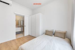 In het autoluwe en gegeerde gedeelte van de Parijsstraat, midden in het hart van Leuven, bevindt zich dit instapklare en smaakvol gerenoveerde 1-slaapkamerappartement op het eerste verdiep in Residentie Emily. Het historische gebouw werd in 2025 grondig gerenoveerd met aandacht voor energiezuinigheid, wooncomfort en conformiteit. Het appartement beschikt over een lichtrijke leefruimte met gordijnen, een open keuken met combi-oven, een eethoek met tafel en stoelen en een bureau met bureaustoel. De slaapkamer is uitgerust met boxspring, kleerkast en gordijnen. De moderne badkamer is stijlvol afgewerkt en voorzien van douche, toilet en strak badmeubel. Verder geniet u van een individuele lucht-lucht warmtepomp voor verwarming en koeling, aparte tellers, conforme elektriciteit, een gunstig brandweerverslag, EPC-label A en een volledig asbestvrij gebouw. Bovendien is het appartement momenteel verhuurd en genereert het een netto huuropbrengst van €14.100 per jaar. Interesse? Contacteer ons dan zeker voor een vrijblijvend gesprek op 016/22.82.22 of op info@homies.be. HOMIÉS, an Eye for Immo.