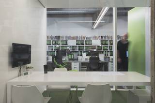 Dit instapklare kantoor te huur ligt in het karaktervolle en volledig gerestaureerde gebouw Loods 22 aan de Gentse Voorhaven en imponeert met authentieke industriële elementen.De locatie is uitstekend bereikbaar: vlakbij station Gent-Dampoort en op een boogscheut van de historische binnenstad, met bovendien snelle verbindingen via de R4. Voor wie met de auto komt, is er in de buurt ruime parkeergelegenheid.Naast een open workspace, zijn er ook 2 vergaderruimtes, een kitchenette en sanitair voorzien. Oppervlakte: 180 m² Specificaties: - 2 vergaderruimtes- 30 m wandkasten- Kitchenette- Sanitair (2 toiletten)- Gemeubeld- 2 vestiairekasten- Vloerverwarming- Ventilatiesysteem D- AlarmsysteemBeschikbaarheid: Onmiddellijk beschikbaar.Hebt u interesse in dit kantoor te huur in Gent? Aarzel niet om contact op te nemen via 09 245 35 35 of business.gent@dewaele.com.