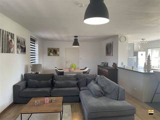 <p><span>Instapklare gezinswoning met 3 slaapkamers en leuke tuin op gunstige locatie</span><span><br /><br />Deze halfopen bebouwing treffen we aan in Hoepertingen, een leuke deelgemeente van<br />Tongeren-Borgloon. Alle nodige voorzieningen zijn makkelijk bereikbaar en de verbindingen<br />zijn uitstekend.<br /><br />De woning heeft een aangename indeling. We onderscheiden het volgende:</span></p><p><span>Gelijkvloers:</span><span><br />Inkomhal met gastentoilet, bureauruimte (ideaal voor thuiswerk), ruime leefruimte met<br />salon- en eetkamergedeelte en een open keuken met eiland, uitgerust met alle comfort<br />en een prachtig uitzicht op de tuin, wasplaats/berging, hal met trap naar de verdieping.<br /></span><span>Eerste verdieping: </span><span><br />Nachthal met inbouwkasten, 3 ruime slaapkamers van respectievelijk 22, 18 en 17 m²,<br />badkamer met ligbad, douche, toilet en dubbele lavabo.<br /><br />Achteraan de woning treffen we een aangenaam en zonnig terras en een leuke tuin. De <br />stallingen bieden de nodige opslagruimte en er is een ruime aparte garage met fos.<br /><br />Op vlak van technieken onderscheiden we het volgende:<br />* Centrale verwarming op stookolie (ketel: 2009)<br />* Veelal hoogrendementsbeglazing in pvc omkadering</span></p><p><span> </span></p><p><span>Wenst U meer informatie over deze woning of een bezichtiging?<br />Contacteer ons via 012 26 22 05 of info@hetimmohuis.be</span></p>