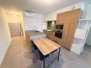 Dit aangename en moderne 2-slaapkamerappartement is ideaal gelegen in het centrum van Zedelgem en biedt alles voor wie ruim en energiezuinig...