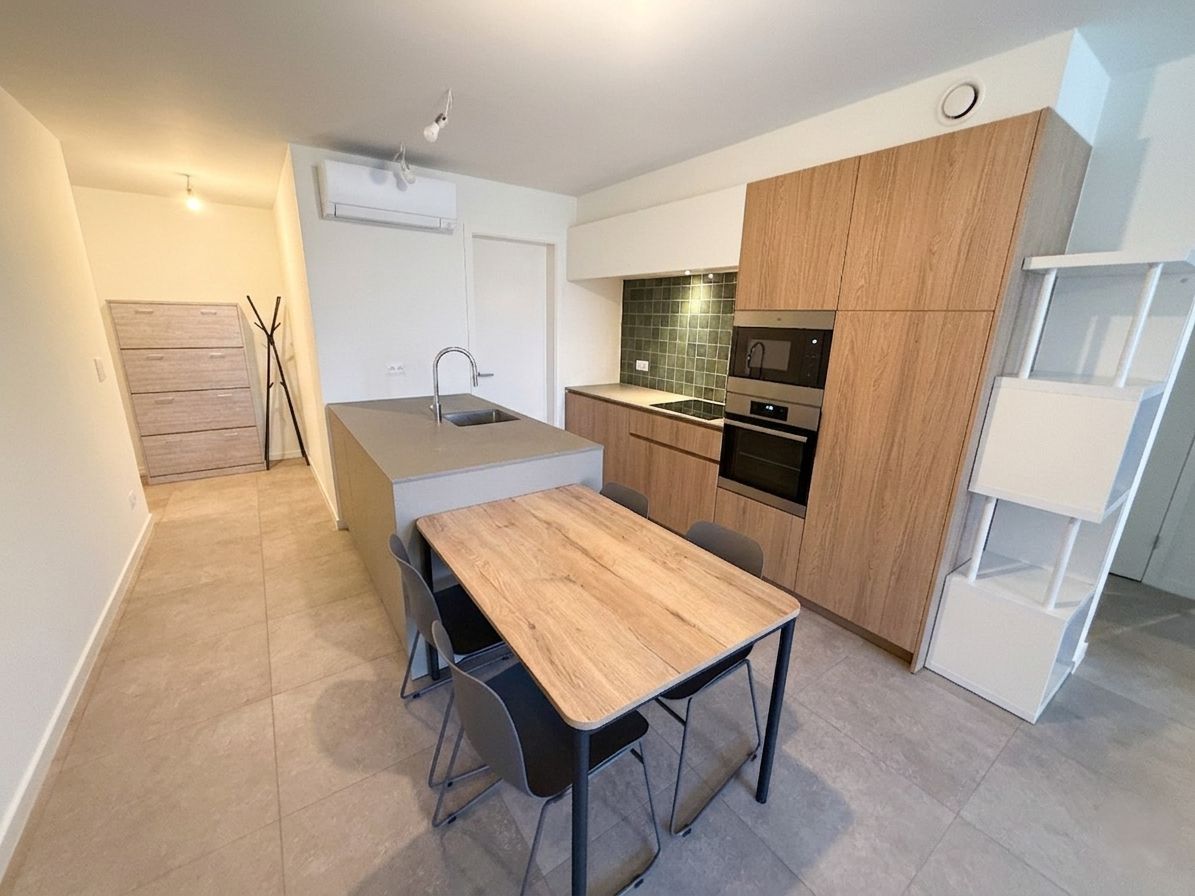Ruim en modern 2-slaapkamerappartement in hartje Zedelgem - foto 2