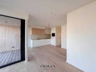 Dit stijlvol nieuwbouwappartement met twee slaapkamers is gelegen in de residentie “Maurice”, op een steenworp van Duinenwater en het Maurice Lippensplein. Het appartement bevindt zich op de eerste verdieping en werd praktisch en efficiënt ingedeeld, met oog voor hedendaags comfort en een aangename woonbeleving.<br /><br />Indeling:<br />Inkomhal met gastentoilet. Ruime en lichtrijke leefruimte met een gezellige zit- en eethoek. Volledig uitgeruste, moderne keuken. Vanuit de leefruimte is er toegang tot het terras. In het appartement is er ook een handige berging voorzien. Verder beschikt het appartement over twee volwaardige slaapkamers en een afzonderlijke douchekamer.<br />Fietsenberging aanwezig.<br /><br />Mogelijkheid tot aankoop/huren van een autostaanplaats/garagebox in de nabije omgeving!<br />Stedenbouwkundig uittreksel en maatregelenregister in aanvraag.<br /><br />Aarzel niet om ons te contacteren voor meer informatie: tel.: 050 62 44 14 of via knokke@immax.be