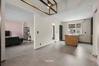 Ben je op zoek naar een instapklare woning met een ideale ligging? Deze charmante halfopen bebouwing in Zele combineert comfort, bereikbaarheid en natuur in één geheel.<br /><br />De woning ligt op wandelafstand van een buurtwinkel, school en tankstation. Het station en diverse winkels bevinden zich op korte fietsafstand. Daarnaast ligt de prachtige Durmevallei vlakbij — ideaal voor wandel- en fietsliefhebbers.<br /><br />Troeven van de woning<br />- Volledig gerenoveerd in 2022<br />- Moderne, volledig uitgeruste keuken met 5-pits gasvuur<br />- 2 volwaardige slaapkamers + bureau/mogelijke 3de slaapkamer<br />- Ruime dressing<br />- 2 toiletten (boven en beneden)<br />- Groot terras van 50 m² bereikbaar via de zijweg<br />- Kelder, garage en stalling met veel opbergruimte<br />- Zonnepanelen aanwezig<br />- EPC B – 192 kWh/m²<br />- Verwarming via condenserende gasketel<br />- Extra gezellige pelletkachel als bijverwarming<br /><br />Deze woning biedt het comfort van een recente renovatie in een rustige omgeving, met alle nodige voorzieningen binnen handbereik.<br /><br />Heeft u intresse in de woning en wenst u meer informatie of kom je graag eens op bezoek? Contacteer mij via het email adres felix@uw-huis.be of bel naar het telefoonnummer 0