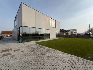 Uitzonderlijk modern en stijlvol nieuwbouw kantoor/showroom met een oppervlakte van 390 m² te huur. Uitstekend gelegen langs én met...