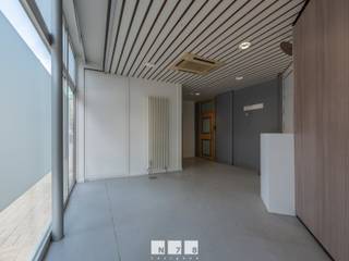 <p><span><strong><span><b>KANTOORRUIMTE MET PARKEERPLAATSEN EN NAASTLIGGEND PERCEEL GROND TE KOOP IN MEEUWEN</b></span><br /><br />TROEVEN:<br /></strong>- Zeer gunstige ligging gelegen in het centrum van Meeuwen.<br />- Goede bereikbaarheid vanuit Oudsbergen en omliggende gemeenten.<br />- Functionele kantoorruimtes.<br />- 4 privatieve autostaanplaatsen.<br />- Ideaal voor zelfstandigen, vrije beroepen en dienstverlenende activiteiten.<br />- Gunstig energielabel (C).<br /><strong><br />KELDERVERDIEPING (42,54 m²)<br /></strong>- Kelderruimte 1 (1,61 m x 2,50 m = 4,02 m²): <strong></strong></span>gasketel, tegelvloer.<br />- Kelderruimte 2 (2,03 m x 4,48 m =<span> 9,09 m²</span>): draaitafels, tegelvloer.<br />- Kelderruimte 3 (6,54 m x 4,50 m =<span> 29,43 m²</span>)<br /><br /><span><strong>GELIJKVLOERS (160,54 m²)<br /></strong>- Onthaalruimte (4,80 m x 4,78 m = 22,94 m²) + (2,11 m x 2,14 m = 4,51 m²): 1 loket.<br />- Tussenruimte (1,20 m x 1,48 m = 1,77 m²).</span><br /><span>- Landschapskantoor (7,30 m x 4,50 m = 32,85 m²) + (4,10 m x 5,17 m = 21,19 m² ) + (1,30 m x 2,88 m = 3,74 m²): 1 bureauruimte, 1 open bureauruimte, kastruimte (archiefkasten, ladekasten, inbouwkast), airco plafond, kantoorverlichting, tegelvloer/vloerbekleding.</span><br /><span>- Toilet heren (2,38 m x 0,90 m = 2,14 m²): zittoilet, tegelvloer.</span><br /><span>- </span>Toilet tussenruimte (1,65 m x 2,37 m = 3,91 <span>m²</span>): wastafel, houten muurkast, elektriciteitskast, tegelvloer.<br />- Toilet dames (0,87 m x 2,07 m = 1,80 <span>m²</span>): zittoilet, muur betegeld, tegelvloer.<br />- Keuken (2,88 m x 3,56 m = 10,25 <span>m²</span>): onderkasten, vaatwasser, koelkast, gootsteen, tegelvloer.<br />- Kantoor (3,87 m x 4,70 m = 18,18 <span>m²</span>): archiefkasten, vloerbekleding, raamdecoratie lamellen, kantoorverlichting, glazen binnendeuren, airco plafond.<br />- Kantoor (3,93 m x 3,96 m = 15,56 <span>m²</span>) + (1,18 m x 1,25 m = 1,47 <span>m²</span>): archiefkasten, vloerbekleding, kantoorverlichting, glazen binnendeur, airco.<br />- Kantoor (2,78 m x 3,61 m = 10,03 <span>m²</span> ) + (1,25 m x 3,60 m = 4,50 <span>m²</span>): airco, raamdecoratie lamellen, kantoorverlichting, glazen binnendeur, vloerbekleding.<br />- Bergruimte loket (4,46 m x 1,28 = 5,70 m²):<strong> </strong>tegelvloer, houten binnendeur.</p>
<p><span>Bekijkt u deze advertentie via een aanverwante vastgoedsite, surf dan zeker naar onze website <strong>www.N78vastgoed.be</strong> voor een uitgebreide beschrijving en foto's. <strong>Meer info: +32 (0)89 86 18 88 of info@N78vastgoed.be.</strong></span></p>