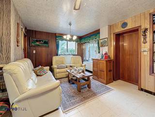 Deze te moderniseren woning biedt op het gelijkvloers een inkomhal, een ruime woonkamer met eetplaats en een vernieuwde keuken (voorzien...