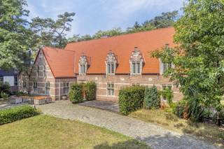 Hotel/restaurant Keravic, gelegen op een perceel van 5748m², palende aan een uitgestrekt natuurgebied. In 2024 werd het dak vernieuwd en...