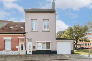 <p>Deze woning is een <strong>buitenkans</strong> in het centrum van Merksem.</p><p><br /></p><p>Op het gelijkvloers bevindt zich een <strong>aangename woonkamer</strong> die toegang geeft tot de recent <strong>gerenoveerde keuken</strong> en douchekamer.</p><p><br /></p><p>De buitenruimte is deels <strong>overkapt</strong> wat extra mogelijkheden biedt om buiten te <strong>genieten </strong>bij minder goed weer. Naast de woning is eveneens een overkapping waar plaats is voor <strong>2 wagens </strong>met <strong>laadmogelijkheid.</strong></p><p><br /></p><p>Op de eerste verdieping bevindt zich de <strong>masterbedroom</strong>, een <strong>royale badkamer </strong>met ligbad en aansluitingen voor wasmachine en droogkast.</p><p><br /></p><p><span>Op de tweede verdieping zijn er </span><strong>2 ruime kinderkamers</strong><span>.</span></p><p><br /></p><p>Troeven: - <strong>3 ruime slaapkamers</strong> -<strong> parkeermogelijkheid</strong> voor 2 auto's met laadfaciliteit - (deels overdekte) <strong>buitenruimte</strong> met zuidoostelijke oriëntatie - <strong>instapklaar</strong> - <strong>zonnepanelen/thuisbatterij 10kW</strong></p>
