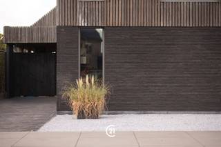 <p>Vous êtes à la recherche d'une maison spacieuse et high-tech avec une vue imprenable sur les Ardennes flamandes ? Cette maison de qualité (2011) allie confort, luxe et efficacité énergétique.</p><p>Principaux atouts :</p><p>Construction économe en énergie avec chauffage géothermique et citerne d'eau de pluie de 10 000 l (reliée aux toilettes).<br />Système domotique via un protocole sans fil pour une expérience de vie intelligente.<br />Bon ascenseur reliant tous les étages.<br />Spacieux espace de vie avec de grandes fenêtres et une terrasse adjacente avec vue panoramique.#NouveauLine#Jacuzzi pour la détente avec vue sur le jardin.NouveauLine#4 chambres et 2 salles de bains, dont la chambre principale a une salle de bains en-suite avec double douche.NouveauLine#Finitions de haute qualité avec des matériaux de très haute qualité.</p><p>Prix demandé : à partir de 545 000 € (les offres à partir de ce montant seront prises en compte).</p><p>Situation : Cette propriété est située à Gavere, dans un quartier calme et verdoyant, avec une vue magnifique sur les Ardennes flamandes.</p><p>Premier jour de visite : 29 septembre</p>