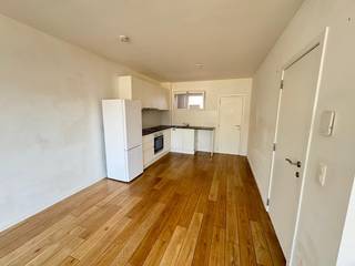 Gezellig appartement met 1 slaapkamer in het centrum van Hoboken.<br /><br />Op een centrale locatie aan de Kioskplaats 72 in Hoboken bevindt zich dit aangename en instapklare appartement.<br />Het appartement beschikt over een lichtrijke leefruimte met open, volledig ingerichte keuken van circa 30 m², afgewerkt met parket. De slaapkamer is eveneens voorzien van parket en heeft een oppervlakte van circa 11 m².<br />Verder beschikt het appartement over een badkamer met bad, douchevoorziening en lavabo, evenals een afzonderlijk toilet.<br />De maandelijkse algemene kosten bedragen € 65 en omvatten het gebruik van de lift en het waterverbruik.<br /><br />Het appartement is onmiddellijk beschikbaar. Ideaal voor wie comfortabel en centraal wil wonen, met winkels, openbaar vervoer en andere voorzieningen vlakbij.