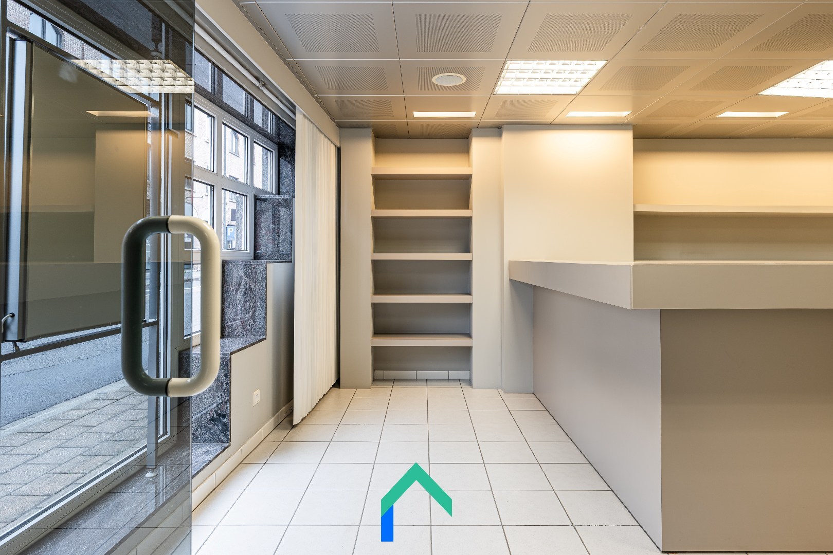 Instapklare handelsruimte met gerenoveerd duplexappartement in hartje Meulebeke - foto 2