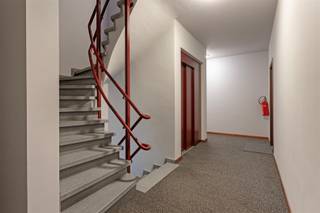 <p><span>OPEN DEUR ZATERDAG 26/09. Dit lichtrijke en gemeubeld appartement nabij Gasthuisberg is vrij te bezoeken op zaterdag 26 september tussen 11u00 en 12u00. </span></p><p><span>U bent van harte welkom! </span></p><p><span> </span></p><p><span>Op wandelafstand van Gasthuisberg, het historisch centrum van Leuven en vlakbij alle belangrijke invalswegen, zijn wij verheugd dit lichtrijk en gemeubeld appartement met 2 slpks te huur aan te bieden. Dit hoekappartement op een topligging is gesitueerd op de eerste verdieping van de welonderhouden residentie, genaamd “Zonnelucht” met als bouwjaar 1986.<br />Het energiezuinig appartement met een bewoonbare oppervlakte van 102 m² omvat een inkomhal met inbouw vestiairekasten, een gastentoilet, een berging, 2 volwaardige slaapkamers en een uitgeruste badkamer met ligbad. Verder is er ook nog een ruime leefruimte met eethoek en ingerichte keuken uitgevend op een terras van maar liefst 10 m². </span><span>Dit lichtrijk appartement beschikt eveneens nog over een individuele praktische bergkelder. </span></p><p><span> </span></p><p><span>De huurprijs bedraagt 1.250,00 euro, maandelijkse lasten bedragen 90,00 euro (inclusief onderhoud gemene delen), de nutsvoorzieningen zijn apart af te sluiten en het appartement is beschikbaar vanaf 1 november 2026.</span></p><p><span> </span></p>