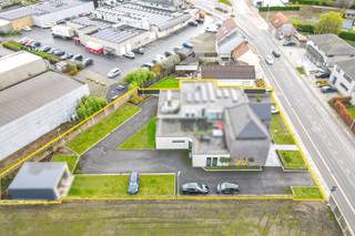 Ontdek de veelzijdige mogelijkheden van dit modern handelsgelijkvloers, strategisch gelegen en gebouwd in 2018. Dit pand combineert...