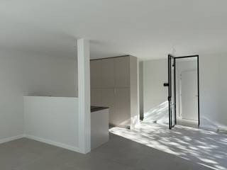 Op zoek naar een moderne, energiezuinige woning in een groene omgeving? Ontdek deze drie gloednieuwe woningen aan de Kalmthoutsesteenweg 157 te Wuustwezel, vlak bij het centrum van Kalmthout. Deze woningen combineren hedendaags wooncomfort met de nieuwste technieken en een uitstekende ligging.<br /><br />Elke woning beschikt over een ruime en lichtrijke leefruimte met grote raampartijen die zorgen voor veel natuurlijk licht. De open indeling sluit naadloos aan op de moderne keuken en biedt een aangenaam gevoel van ruimte. Aansluitend bevindt zich een praktische berging met aansluiting voor wasmachine en droogkast, evenals een bureauruimte en een apart gastentoilet op het gelijkvloers.<br /><br />Op de eerste verdieping vinden we drie volwaardige slaapkamers, ideaal voor een gezin of mensen die graag extra ruimte hebben voor een bureau of hobbykamer. De moderne badkamer is uitgerust met een stijlvolle inloopdouche en dubbele lavabo. Daarnaast is er ook een aparte technische berging op de verdieping, waardoor je alle technieken netjes uit het zicht kunt houden. Verder nog een apart toilet op de verdieping.<br /><br />De woningen zijn gebouwd met aandacht voor duurzaamheid en comfort. Ze zijn uitgerust met een warmtepomp in combinatie met vloerverwarming, zonnepanelen, een ventilatiesysteem D en een regenwaterput die aangesloten is op de toiletten en een buitenkraantje. Dit zorgt niet alleen voor een lager energieverbruik, maar ook voor een aangenaam en gezond binnenklimaat het hele jaar door.<br /><br />Gelegen op een vlot bereikbare locatie, geniet je hier van de rust van Wuustwezel met de nabijheid van het centrum van Kalmthout en alle nodige voorzieningen in de buurt. Kortom, deze woningen bieden het perfecte evenwicht tussen comfort, energiezuinigheid en ligging.