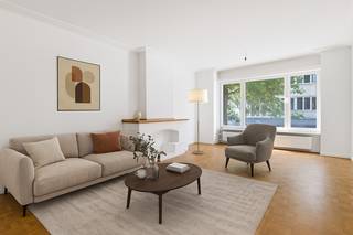 In een rustige, doodlopende straat midden in het bruisende hart van Antwerpen bevindt zich dit recent gerenoveerde appartement (2025). Hier geniet...