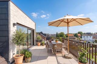 Nieuwbouw dakappartement met 2 slaapkamers en terras te Geel.E-peil: 10 | Beschikbaar: onmiddellijk | Autostaanplaats inbegrepenBezoek aanvragen kan...