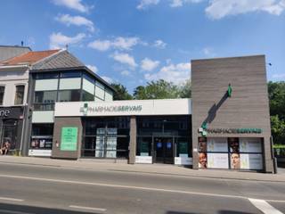 Mooie commerciële ruimte met hoge zichtbaarheid te huur gelegen in Diesdelle, langs een drukke weg die Waterloo verbindt met het centrum van...