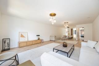 Prachtige nieuwbouwwoning met 4 slaapkamers en tuin op een rustige ligging te Mechelen!<br /><br />Deze stijlvolle nieuwbouwwoning combineert ruimte, comfort en een kwalitatieve afwerking op een rustige locatie in Mechelen.<br /><br />Via de ruime inkomhal met apart toilet bereikt u de lichtrijke leefruimte waar voldoende plaats is voorzien voor zowel een gezellige zithoek als een volwaardige eetruimte. Aansluitend bevindt zich de stijlvolle, volledig ingerichte keuken die dankzij haar praktische indeling en kwalitatieve afwerking perfect aansluit bij het moderne wooncomfort.<br /><br />Op de eerste verdieping bevinden zich twee ruime slaapkamers (28m2 - 16m2), een badkamer met dubbele lavabo en inloopdouche, een apart toilet en een praktische berging.<br /><br />De tweede verdieping omvat nog twee slaapkamers (15m2 - 8m2) en een tweede badkamer met dubbele lavabo, toilet en aparte douche. Dankzij de hoge plafonds geniet deze verdieping van een extra ruimtelijk gevoel.<br /><br />Tot slot beschikt de woning over een mooi aangelegde buitenruimte waar het aangenaam vertoeven is.<br /><br />Belangrijkste troeven: <br /><br />- Zeer energiezuinige woning (EPC A)<br />- Hoogwaardige afwerking<br />- Rustige ligging te Mechelen<br />- Volledig instapklaar en direct beschikbaar<br /><br />Verkoop onder het btw-stelsel. <br /><br />Mogelijkheid tot aankoop aan 6% BTW of 21% BTW, mits de koper aan de wettelijke voorwaarden voldoet.<br /><br />Contacteer ons voor meer informatie, plannen, beschikbaarheid of een bezoek ter plaatse via info@dvarealestate.be of 03/297.00.00.