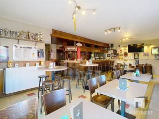 Charmante retail-/horeca ruimte in Diest, klaar om meteen op te starten. Deze locatie biedt een ruime zaal met een lange houten bar,...