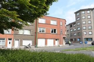 <p><strong>Plan je afspraak in via www.living-stone.be</strong></p><p>Dit appartement omvat een inkomhal, een woonkamer van 29 m² met zithoek en eetkamer, keuke, 2 slaapkamers (14,2 m² en 14,15 m²), badkamer, balkon en een kelder. Gelegen nabij winkels, scholen en openbaar vervoer, en met snelle verbindingen richting het centrum van Brussel en omliggende gemeenten. <strong>Beschikbaar 01/10/2026.</strong></p>