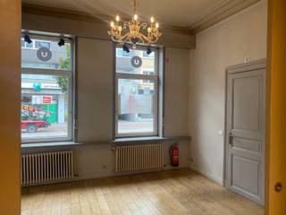 Mooie kantoorruimte op het gelijkvloers, in herenwoning (wel enkele opstapjes aan de inkom).<br />Deze kantoorruimte met deels parket en deels onderhoudsvriendelijke tegels heeft een bruikbare oppervlakte van 100m².<br />Aan de inkom is er een ruimte die kan afgesloten worden dmv schuifdeuren. Het kantoor is verder efficiënt ingericht. Er is een kleine open keuken met vaatwas en frigo en afzonderlijk toilet voorzien.<br />Aansluitend is een aangenaam ruim terras van +- 25m².<br />Schitterende ligging nabij Gent Sint Pieters.<br />Onmiddellijk vrij. <br /><br />Ideaal voor start up, kantoor, boekhoudkantoor, vrij beroep ...<br />EPC D<br /><br />Huurprijs 1250€/maand + 100€ provisie/maand (water, onderhoud verwarmingsbrander, verrekening onroerende voorheffing)<br />Voor elektriciteit en gas zijn er individuele tellers voorzien.<br />Wenst u een bezoek of meer info aarzel niet ons te contacteren: info@vhvastgoed.be of 0478/56.12.69