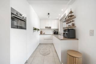 Deze gerenoveerde bel-etagewoning is gelegen in de Jan van Eyckstraat, in een aangename en rustige woonomgeving te Schoten. Dankzij de gunstige ligging bevinden winkels, scholen, openbaar vervoer en diverse andere voorzieningen zich in de nabije omgeving. Ook het centrum van Schoten en de omliggende gemeenten zijn vlot bereikbaar. De woning beschikt over drie slaapkamers, een ruime leefruimte, een inpandige garage, een terras en een aangename tuin.<br /><br />We betreden de woning via de inkomhal met ruime trap naar de eerste verdieping. Op het gelijkvloers bevindt zich een inpandige garage, voorzien van een automatische sectionale poort. Achter de garage treffen we een praktische wasplaats en een afzonderlijke berging, die zorgen voor voldoende extra opbergruimte.<br /><br />Op de eerste verdieping bevindt zich de ruime en aangename woonkamer. Aansluitend treffen we de eetkamer en de volledig uitgeruste keuken. Vanuit de keuken en eetkamer heeft u toegang tot het terras op deze verdieping. Daarnaast beschikt de woning over een aangename tuin.<br /><br />Verder beschikt de woning over drie slaapkamers en een badkamer, waardoor ze uitermate geschikt is voor gezinnen of wie op zoek is naar extra ruimte voor een bureau of hobbykamer.<br /><br />Tot slot beschikt de woning over een privatieve oprit met nieuw aangelegde klinkers en een zonnepaneleninstallatie. Ook de conforme elektrische installatie en het asbestveilige attest vormen belangrijke extra troeven van deze gerenoveerde woning.<br /><br />Troeven:<br />+ Gerenoveerde bel-etagewoning<br />+ Rustige en gunstige ligging<br />+ 3 slaapkamers<br />+ Terras op de eerste verdieping en tuin<br />+ Zonnepaneleninstallatie<br />+ Conforme elektrische installatie<br />+ Asbestveilig<br /><br />Heeft u interesse in deze woning en wenst u een bezoek ter plaatse in te plannen? Aarzel niet ons te contacteren. Wij zijn bereikbaar via het nummer 03 337 50 70 of info@vbvastgoed.be.