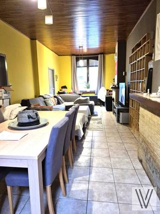 Centraal gelegen op te frissen woning bestaande uit de inkom, woon/leefruimte, aansluitend de keuken, badkamer, kelder, 4 slaapkamers (dubbele beglazing, dak geïsoleerd), terras en tuin. Renovatieverplichting.