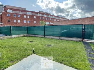 Dit appartement is rustig gelegen aan de rand van Brugge met een ruime living en open keuken (volledig geïnstalleerd) - tuin met poortje -...