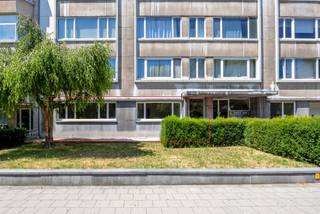 <p>Op een absolute topligging bevindt zich dit prachtig en <strong>volledig gerenoveerde gelijkvloers appartement</strong>, waar comfort, ruimte en hedendaagse luxe perfect samenkomen.</p>
<p>De ligging is bijzonder aantrekkelijk: op de <strong>Jan Van Rijswijcklaan</strong>, temidden van de gegeerde Tentoonstellingswijk met een vlotte verbinding naar het centrum van Antwerpen en alle belangrijke invalswegen. Een ideale uitvalsbasis voor wie rustig en comfortabel wil wonen, maar tegelijk alle troeven van de stad binnen handbereik wil hebben.</p>
<p>Het appartement werd <strong>volledig vernieuwd en is volledig instapklaar</strong>. Werkelijk alles werd aangepakt, waardoor u hier zonder verdere zorgen uw intrek kunt nemen.</p>
<p>De leefruimte vormt het hart van de woning en staat in verbinding met een <strong>indrukwekkende, volledig vernieuwde keuken</strong>. De keuken is zonder twijfel één van de eyecatchers van het appartement. Ze beschikt over een ruime hoeveelheid opbergruimte, <strong>volledig ingebouwde toestellen</strong> en een praktisch <strong>kookeiland met geïntegreerde zitbank</strong>. Een stijlvolle én functionele plek waar koken, tafelen en gezellig samenzijn moeiteloos samenkomen.</p>
<p>De woning beschikt over <strong>drie slaapkamers</strong>. De royale masterbedroom heeft het comfort van een <strong>eigen badkamer</strong>, terwijl de twee overige slaapkamers gebruik kunnen maken van een <strong>tweede badkamer</strong>. Hierdoor is de indeling bijzonder geschikt voor een gezin, thuiswerkers of wie graag over extra ruimte voor gasten beschikt.</p>
<p>Daarnaast is er een <strong>ruime berging/wasplaats</strong>, voorzien van <strong>ingebouwde kasten</strong>, waardoor er meer dan voldoende plaats is voor wasmachine, droogkast, voorraad en allerhande praktische zaken.</p>
<p>In de inkomhal zijn nog een vestiairekasten alsook een gastentoilet.</p>
<p>Een absolute troef is het <strong>enorme terras aan de achterzijde</strong>. Deze uitzonderlijk ruime buitenruimte biedt volop mogelijkheden voor een grote lounge, eettafel, groenvoorziening en gezellige momenten met familie en vrienden.</p>
<p>Ook naar onderhoud toe werd aan alles gedacht: de woning is voorzien van <strong>parkettegels</strong>, die de warme en elegante uitstraling van parket combineren met het praktische onderhoudsgemak van een tegel.</p>
<p>Het appartement beschik nog over een ondergrondse kelderberging.</p>
<p>Gemeenschappelijke kosten: 448 euro per maand inclusief provisie voor verwarming en waterverbruik.<br /><br />Voor meer informatie, ook na de kantooruren of tijdens het weekend, contacteer Ellen via 0474/84.54.29 of ellen@reds.be</p>