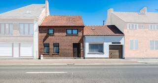 Deze charmante woning kent een mooie gevelbreedte waardoor de woning over enorm veel ruimte beschikt. De indeling is als volgt:...
