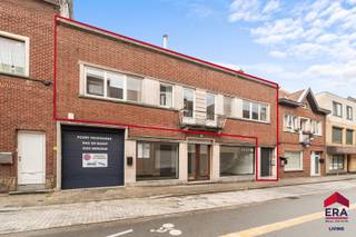 [[ DIT PAND NEEMT DEEL AAN DE ERA OPEN HUIZEN DAG OP 13/6 VAN 17:30 TOT 18:30 ]]
<p>Ben je op zoek naar een ruim gerenoveerd appartement met 2 slaapkamers, privatieve inkom en groot terras in Aalst? Gevonden!<br />Nabij het centrum van Aalst vind je dit gerenoveerd appartement met een uitzonderlijke bewoonbare oppervlakte van maar liefst 180 m². Dankzij de ligging op wandelafstand van winkels, openbaar vervoer, het station, scholen en het bruisende stadscentrum geniet je hier van alle comfort binnen handbereik. Bovendien beschikt het appartement over een gunstig EPC, een vernieuwd plat dak en een conforme elektrische keuring, waardoor je zorgeloos kan genieten van een energiezuinige en toekomstgerichte woonst. Ook voor investeerders vormt deze eigendom een interessante opportuniteit dankzij de combinatie van ruimte, ligging en sterke verhuurbaarheid.</p>

<p>De privatieve ingang op het gelijkvloers zorgt meteen voor een exclusief gevoel en biedt toegang tot de trap naar de eerste verdieping én tot de ruime kelderverdieping met kelderberging.<br />Op de verdieping word je verwelkomd in een indrukwekkende leefruimte met gezellige zithoek en eetplaats. De grote raampartijen zorgen voor een aangename lichtinval en versterken het ruimtelijke gevoel. Aansluitend bevindt zich de grote veranda die naadloos overgaat in het uitzonderlijk ruime terras, waar rust en privacy centraal staan. Verder beschikt het appartement over twee zeer ruime slaapkamers, waarvan één met dressing, een badkamer uitgerust met wastafel, ligbad en douche, twee aparte toiletten, een volledig geïnstalleerde keuken met aansluitend een praktische berging en een extra buitenberging aan het terras.</p>