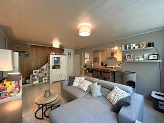 Deze gezellige en lichtrijke duplex is rustig gelegen in de Europawijk in Geel. Het appartementsgebouw is omgeven door groen. Daarnaast is er...