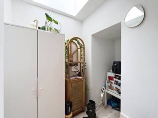 Only for students, domicile is not possible.
Gemeubelde studentenkamer in aangenaam gebouw, gelegen op toplocatie nabij Gent Zuid
Gemeenschappelijke keuken & badkamer. Op de kamer zelf is er een lavabo, bed en een kast.
Enkel voor studenten, domicilie niet mogelijk
Minimum huurtermijn is 1 jaar.
€490 + €60 (EGW + internet)
Beschikbaar vanaf 1/09