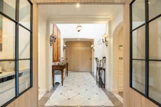 <p>Op een absolute toplocatie in het begeerde Schilde bevindt zich dit uitzonderlijke villa-appartement, waar architectuur, comfort en hoogwaardige afwerking samensmelten tot een unieke woonbeleving.</p>
<p><strong>2</strong><strong>DE</strong><strong>VERDIEPING<br /></strong>De royale <strong>inkomhal van 22m²</strong> op Carrara marmer met stijlvolle vestiaire en gastentoilet, vormt de indrukwekkende entree van dit eigendom. Aansluitend bevindt zich de <strong>leefruimte / salon van 37m²</strong> op parketvloer in massieve eik met sfeervolle gashaard en op maat gemaakte kasten.</p>
<p>De hyper geïnstalleerde <strong>leef-eetkeuken van 24m²</strong> op natuursteen<strong>,</strong> strategisch gelegen tussen de woonkamer en de eetkamer, werd volledig uitgerust met hoogwaardige “Miele” toestellen, waaronder een inductiekookplaat, hete lucht oven, micro oven, stoomoven, twee ingebouwde friteuses, een koffiecorner, een op maat gemaakte walkin koelcel, alsook een praktische bijkeuken en berging. <br />De <strong>eetkamer van 37m²</strong> op massieve eiken parketvloer is tevens voorzien van ingemaakte kasten en een sfeervolle open haard op gas.</p>
<p>De keuken sluit tevens naadloos aan op het zuidwest georiënteerde <strong>terras van 33m²,</strong> voorzien van zonnetent, sfeerverlichting, geïntegreerde Bang & Olufsen speakers en terrasbranders.</p>
<p>De <strong>hoofdslaapkamer </strong>met ensuite <strong>dressing van 40 m²</strong> bevat maatkasten en een centraal ladenblok, gevolgd door een luxueuze <strong>badkamer van 16m²</strong> op marmeren vloer met ligbad, regendouche, dubbel marmeren lavabomeubel, spiegelkasten, linnenkasten en toilet.<br />Via de hall toegang naar de <strong>2de slaapkamer van 18m²</strong> met maatkasten en een ensuite <strong>badkamer van 10m², </strong>voorzien van ligbad, inloopdouche met geïntegreerde zonnebank, dubbel lavabomeubel en toilet.</p>
<p>Aparte ruime <strong>wasplaats van 11m²</strong> volledig ingericht met maatkasten, marmeren werkblad, uitgietbak en ergonomisch geplaatste aansluitingen voor wasmachine en droogkast.</p>
<p><strong>VERDIEPING<br /></strong>De verdieping biedt tal van mogelijkheden, met een <strong>3de slaapkamer van 25m²</strong> voorzien van maatkasten, toegang tot een tweede <strong>zonneterras van 25m²</strong>, een <strong>3de badkamer</strong> met douche, lavabo en toilet én een zolderberging.</p>
<p>De <strong>polyvalente ruimte van 29m²,</strong> momenteel ingericht als fitnessruimte, leent zich perfect als 2de leefruimte, geschikt als studio, met toegang tot terras en zolderbergingen.</p>
<p><strong>KELDERVERDIEPING<br /></strong>In de ondergrondse verdieping bevinden zich maar liefst <strong>4 autostaanplaatsen en 4 private bergingen. </strong></p>
<p><strong>BIJZONDERHEDEN<br /></strong>Lift, cv op aardgas deels vloerverwarming, 5,2 m hoge inkomhal, dubbele veiligheidsdeur, volledig uitgerust alarmsysteem, ingebouwde spots, led verlichting, dimmers, videofoon, alle leefruimten en slaapkamers zijn voorzien van airco. Bang & Olufsen en Bose installatie, met ingebouwde speakers doorheen het volledige appartement, 1 laadpaal voor electrisch voertuig, terrasverwarming, dubbele beglazing, schrijnwerk in hout, eiken deuren, sunscreens, waterontharder en waterdrukverhoger.</p>
<p><strong>POSITIEVE PUNTEN<br /></strong>Tijdloze & luxueuze afwerking<br />4 slaapkamers & 3 badkamers<br />Zuidwest georiënteerde terrassen<br />Maatkasten doorheen het hele appartement<br />TOP locatie vóór het dorp van Schilde<br />Mogelijkheid tot co-housing of inwonend personeel<br />Op wandelafstand van winkels, scholen en openbaar vervoer.</p>