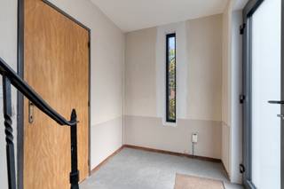<p><span>Deze gerenoveerde eengezinswoning is gelegen op een mooi perceel van ca. 832 m², op een boogscheut van het centrum van Vosselaar.<br /><br /></span><span>De woning werd opgetrokken in 1978 en gedeeltelijk gerenoveerd in 2025-2026 en beschikt op het gelijkvloers over een inkomhal, een aangename leefruimte met aansluitend een volledig geïnstalleerde keuken en een zonnige veranda met zicht op de tuin. Verder bevinden zich hier een praktische wasplaats met afzonderlijk toilet en douche, een hobbyruimte en toegang tot de kelder.<br /><br /></span><span>Op de eerste verdieping bevinden zich drie slaapkamers en een badkamer voorzien van een inloopdouche. Van hieruit is er eveneens toegang tot de ruime zolder, die tal van mogelijkheden biedt en perfect kan worden ingericht als hobby-, speel- of extra bergruimte.<br /><br /></span><span>Buiten geniet u van een mooi aangelegde en zonnige tuin.<br /><br /></span><strong><span>Bijzonderheden</span></strong></p>
<ul>
<li>
<p><span>Mooi perceel van ca. 832 m²;</span></p>
</li>
<li>
<p><span>Gedeeltelijk gerenoveerd;</span></p>
</li>
<li>
<p><span>Nieuwe ramen;</span></p>
</li>
<li>
<p><span>Muren en dak geïsoleerd;</span></p>
</li>
<li>
<p><span>Afzonderlijke garage;</span></p>
</li>
<li>
<p><span>Zonnige, aangelegde tuin;</span></p>
</li>
<li>
<p><span>Gunstige ligging nabij het centrum van Vosselaar.</span></p>
</li>
</ul>