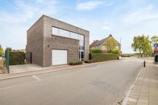 Recente gezinswoning met 3 slaapkamers en inpandige garage (BJ 2014) Dit betreft een hedendaagse open bebouwing, voorzien van alle comfort, aan de...