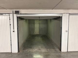 Gesloten, ruime garagebox te koop op een centrale locatie (op 5 min. wandelen van het strand); * Gelegen op verdieping -1 van residentie Symfonie; *...