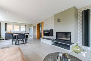 Instapklare, open bebouwing met 4 slaapkamers en prachtig open uitzicht, gelegen op een invalsweg.STARTPRIJS: Elk bod boven deze startprijs, wordt voorgelegd aan de eigenaars, die al dan niet kunnen in gaan op dit aanbod.Deze zeer goed onderhouden woning is volledig onderkelderd met verschillende bergingen, oprit, garage met automatische poort, en biedt tal van praktische troeven, en beschikt onder meer over een regenwaterput, zonnepanelen en een conforme, goedgekeurde elektrische installatie.Dankzij de gunstige ligging geniet u van een vlotte verbinding met autosnelwegen, bovendien zijn er ruime parkeermogelijkheden.Binnenin wordt u verwelkomd door de lichtrijke leefruimte waar je dankzij de grote raampartijen geniet van een aangename natuurlijke lichtinval, de volledig geinstaleerde keuken ( DSM ) met buitentrap die leidt naar het zonneterras en de tuin met zijn prachtig vergezicht op de achtergelegen velden, een heerlijke plek om dagelijks te genieten!Verder op dit verdiep hebben we nog de praktische wasruimte, de eerste ruime slaapkamer en de volledig ingerichte bureelruimte met maatwerkkasten.Op de bovenverdieping zijn er nog 3 volwaardige slaapkamers, waaarvan 1 met dressing en de ruime badkamer met dubbele lavabo, ligbad, douche, toilet.Handige opbergzolder.Een woning met veel licht, ruimte en comfort, ideaal voor wie op zoek is naar een instapklare open bebouwing op een gunstige locatie!Voor meer informatie contacteer Regine: 0493 112 050 - regine@correctvastgoed.be👉 Online schattingstool: https://www.correctvastgoed.be/schatting