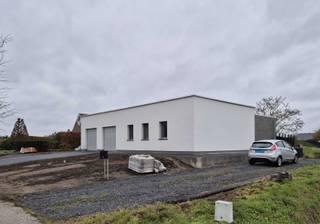 De buitenzijde is modern afgewerkt met deels donkere breuksteen en de voorgevel in crépie. De volledige woning is goed geïsoleerd, de buitendeuren...