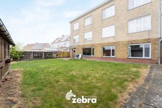 Ontdek dit instapklaar appartement gelegen in Tielt. Het appartement bevindt zich nabij het bruisende stadscentrum van Tielt. Bovendien zijn de belangrijkste verbindingswegen gemakkelijk bereikbaar.<br /><br />Het appartement beschikt over een inkomhal, een ruime leefruimte met grote ramen die een overvloed aan natuurlijk licht binnenlaten, een geïnstalleerde keuken, een berging, een nachthal, een toilet, drie slaapkamers, een badkamer, een ruime tuin met tuinhuis, een garage en een privatieve kelderberging.<br /><br />Kortom, dit appartement biedt een praktische indeling met voldoende ruimte en comfort.<br /><br />Tot slot geniet dit lichtrijk appartement over een praktische garage, een privatieve kelderberging, een vernieuwde ketel sinds 2025 met centrale verwarming op aardgas.<br /><br /><strong>Ook wild geworden van deze thuis? <br />Twijfel niet langer en leg vandaag nog uw bezoek vast! </strong>