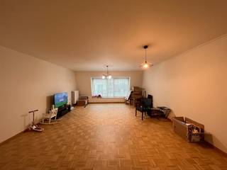 Instapklaar appartement op de 5de verdieping en twee ruime slaapkamers.Inkomhal met vestiairekast, grote mooie leefruimte op parket, met aansluitend...